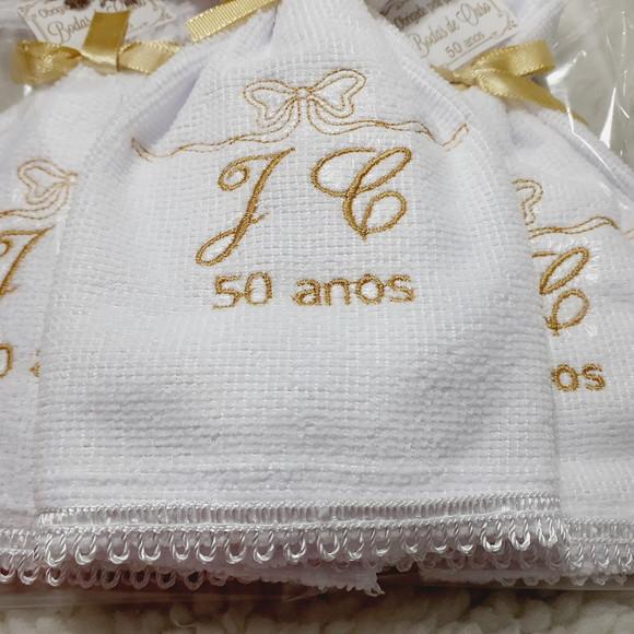 Kit 100 Lembranças Personalizada Bodas Ouro Toalha Bordada