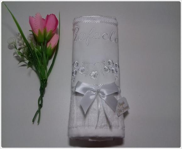 10 Lembranças de Batizado Flores Toalha Bordada
