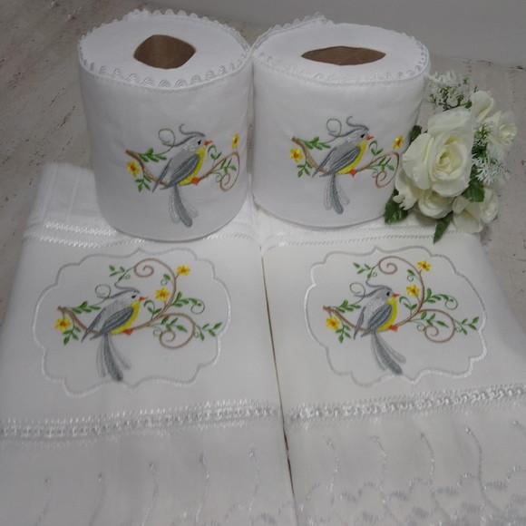 2 Toalhas de Rosto Bordada e 2 Porta Papel Higiênico
