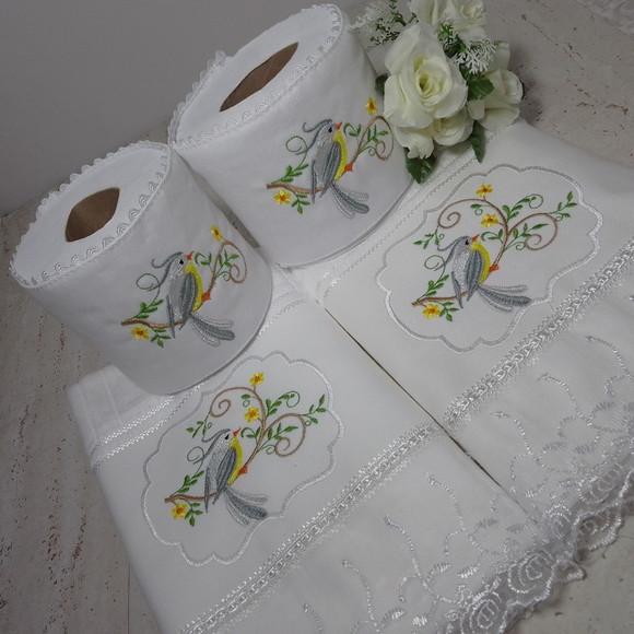 2 Toalhas de Rosto Bordada e 2 Porta Papel Higiênico