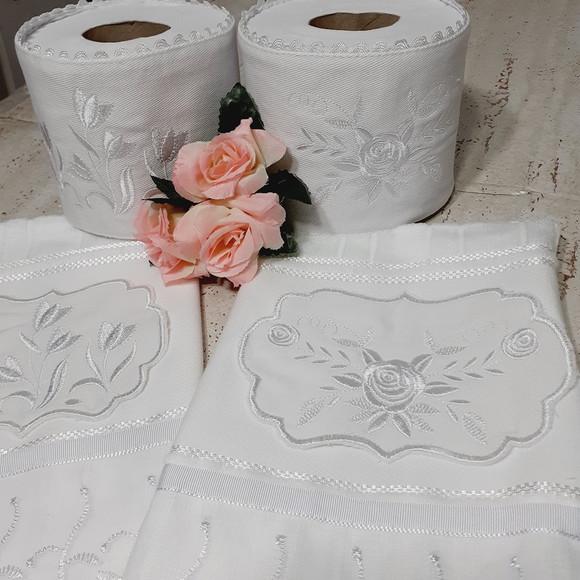 2 Toalhas de Rosto Bordada e 2 Porta Papel Higiênico