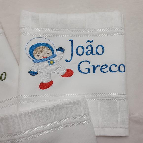 Kit Toalha Bordada Infantil Dinossauro Astronauta e Menino