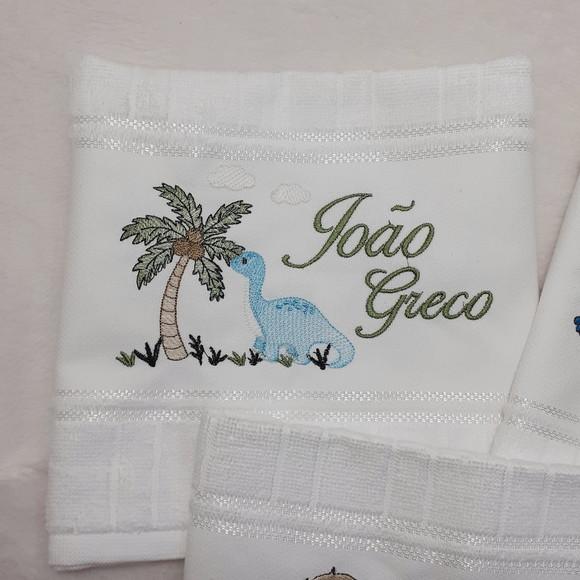 Kit Toalha Bordada Infantil Dinossauro Astronauta e Menino