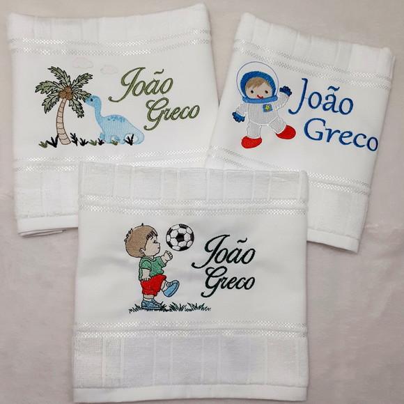 Kit Toalha Bordada Infantil Dinossauro Astronauta e Menino