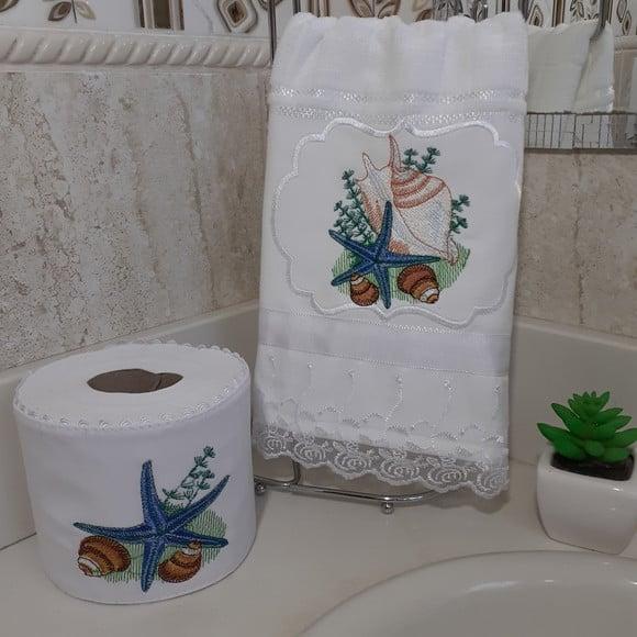 Kit Toalha de Lavabo Bordada e Porta Papel Higiênico
