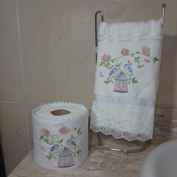 Kit Toalha de Lavabo Bordada e Porta Papel Higiênico