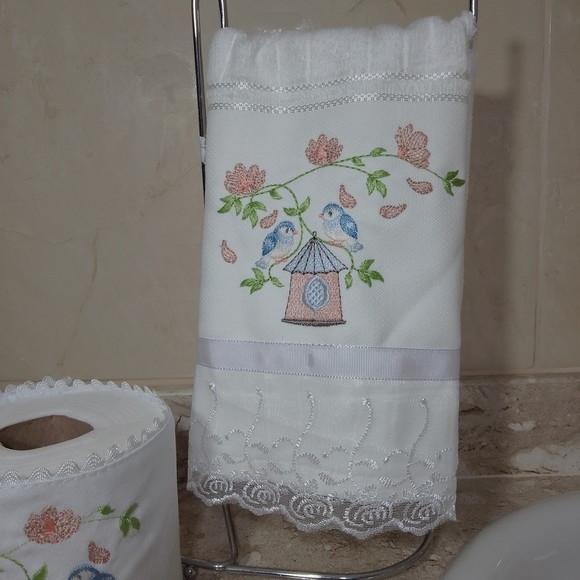 Kit Toalha de Lavabo Bordada e Porta Papel Higiênico