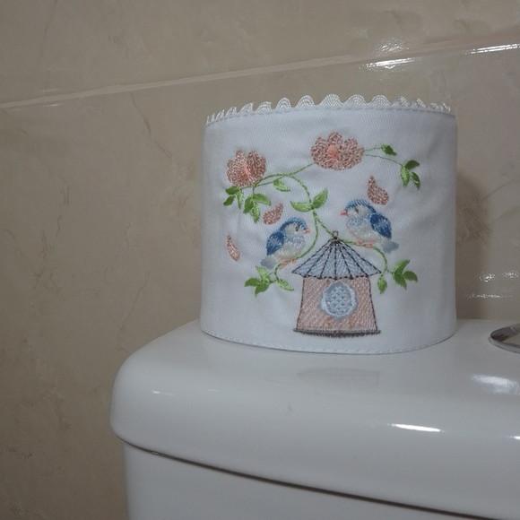 Kit Toalha de Lavabo Bordada e Porta Papel Higiênico
