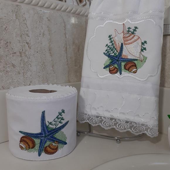 Kit Toalha de Lavabo Bordada e Porta Papel Higiênico