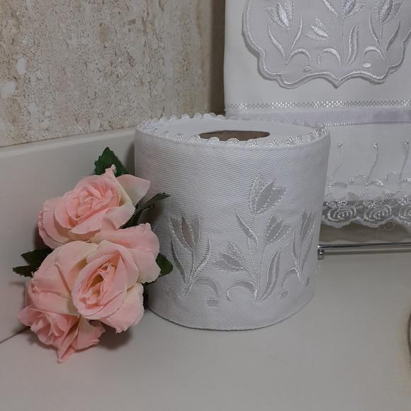 Kit Toalha de Lavabo Bordada e Porta Papel Higiênico Flores
