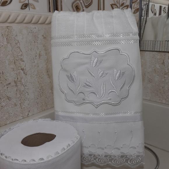 Kit Toalha de Lavabo Bordada e Porta Papel Higiênico Flores