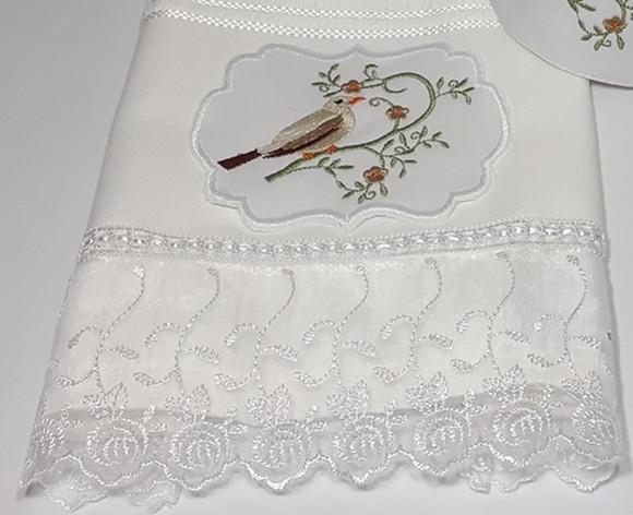 Kit Toalha de Rosto Bordada e Porta Papel Higiênico