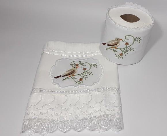 Kit Toalha de Rosto Bordada e Porta Papel Higiênico