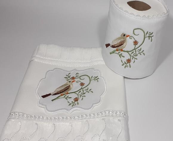 Kit Toalha de Rosto Bordada e Porta Papel Higiênico