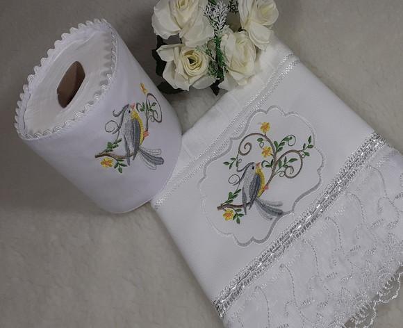 Kit Toalha de Rosto Bordada e Porta Papel Higiênico