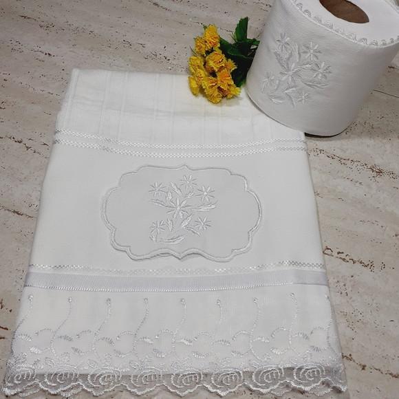 Kit Toalha de Rosto Bordada e Porta Papel Higiênico Flores