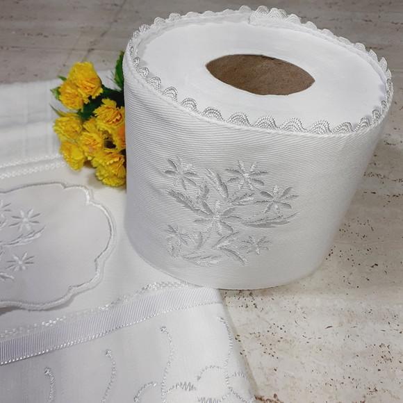 Kit Toalha de Rosto Bordada e Porta Papel Higiênico Flores
