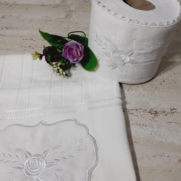 Kit Toalha de Rosto Bordada e Porta Papel Higiênico Rosas