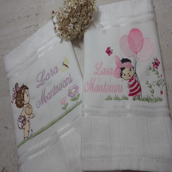 Kit Toalha Escolar Bordada Boneca 2 Unidades