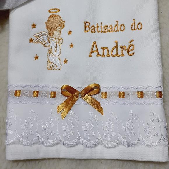 Toalha Bordada de Batismo Anjinho Menino