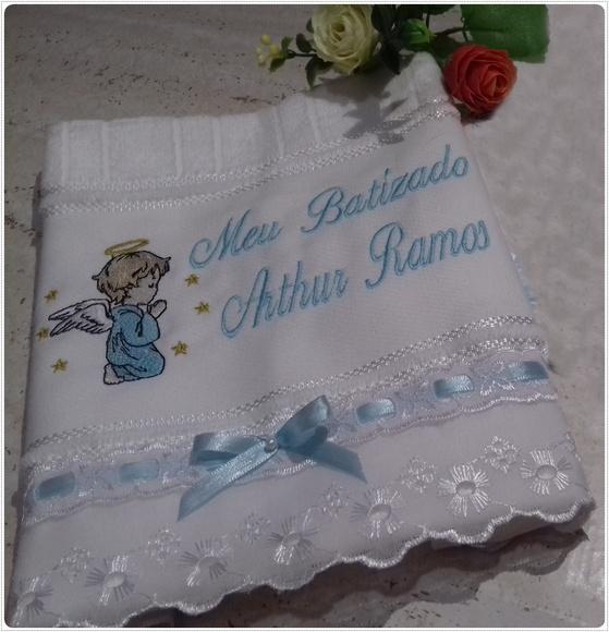 Toalha Bordada de Batismo Anjinho Menino
