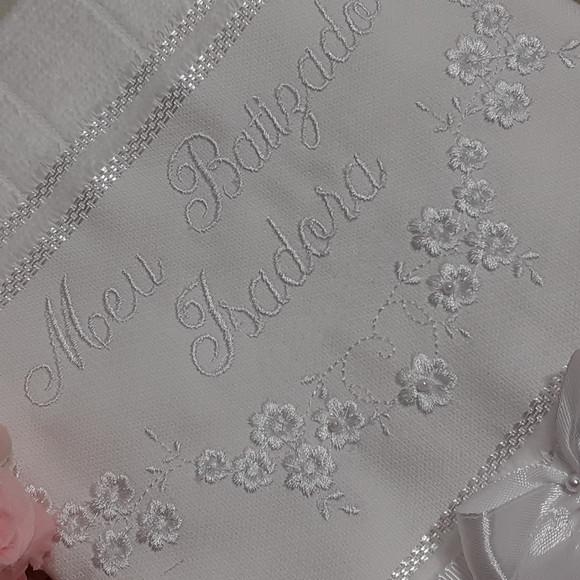 Toalha de Batizado Bordada Floral Menina