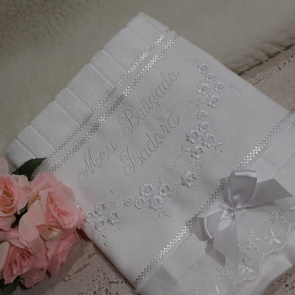 Toalha de Batizado Bordada Floral Menina