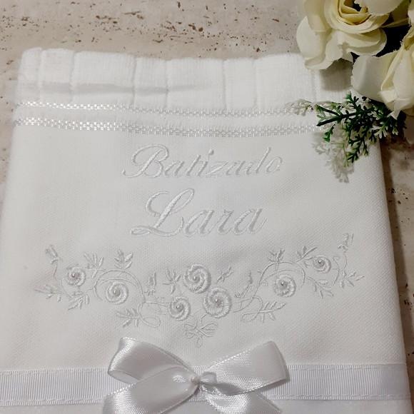 Toalha de Batizado Bordado Flores Menina