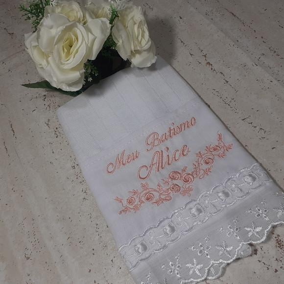 Toalha de Batizado e Fralda de Boca Personalizada Flores
