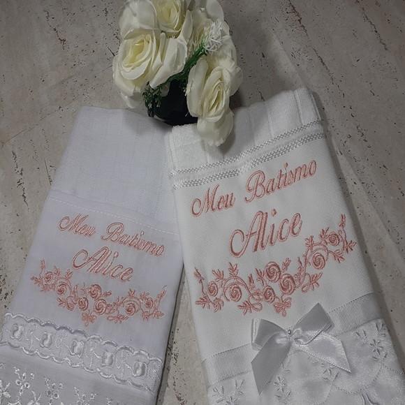 Toalha de Batizado e Fralda de Boca Personalizada Flores