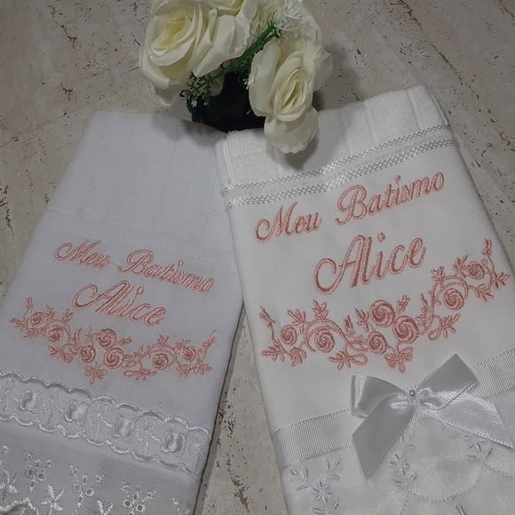 Toalha de Batizado e Fralda de Boca Personalizada Flores