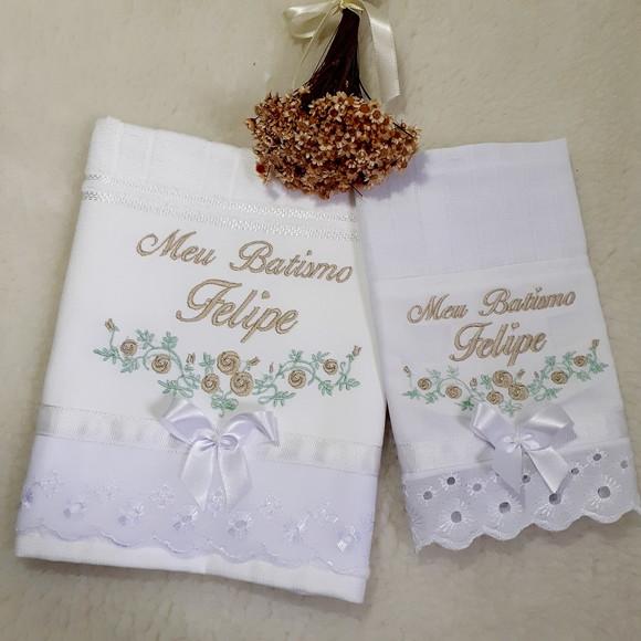 Toalha de Batizado e Fralda de Boca Personalizada Flores