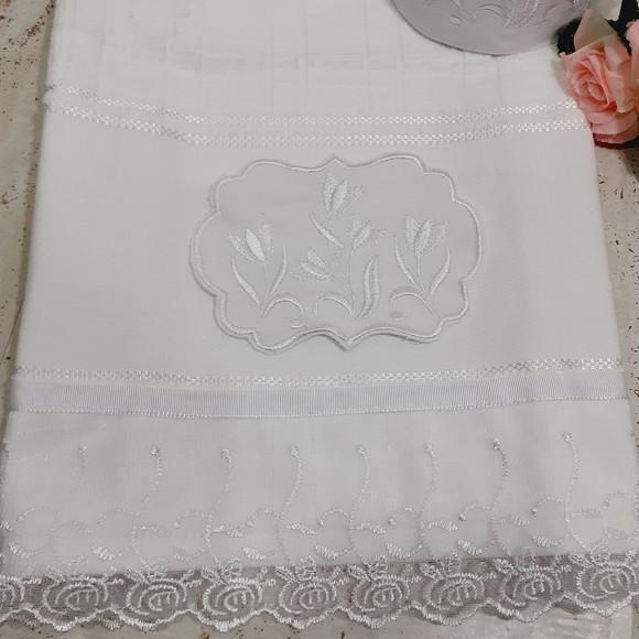 Toalha de Rosto Bordada e Porta Papel Higiênico Flores