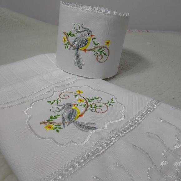 Toalha de Rosto Bordada e Porta Papel Higiênico Pássaros