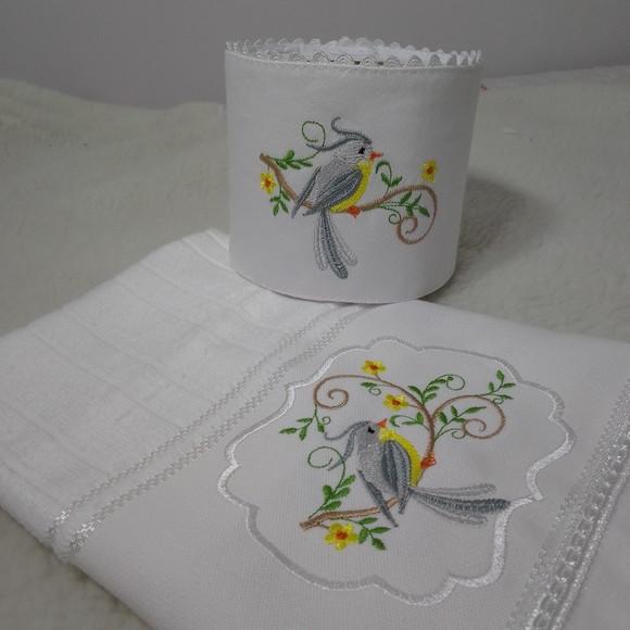 Toalha de Rosto Bordada e Porta Papel Higiênico Pássaros