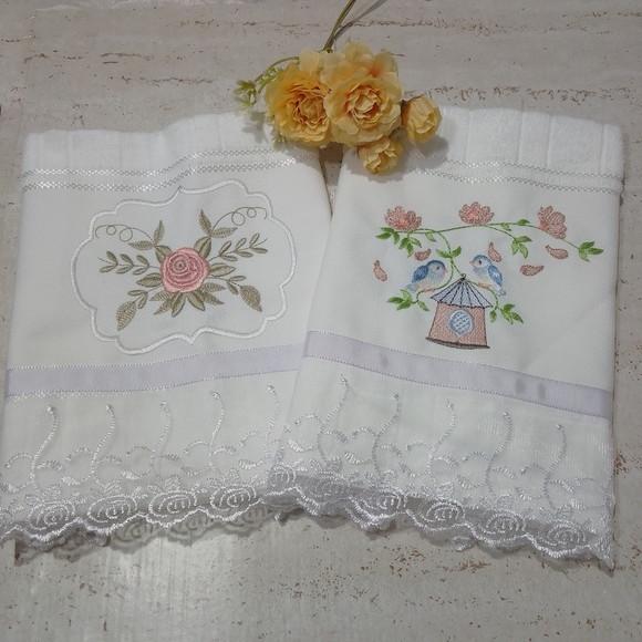Toalha de Rosto Bordada Flores e Pássaros