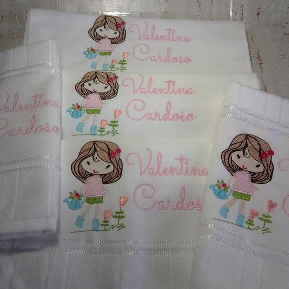 Toalha Escolar Bordada e Personalizada Boneca 5 Unidades