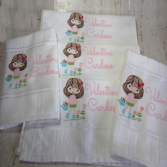 Toalha Escolar Bordada e Personalizada Boneca 5 Unidades