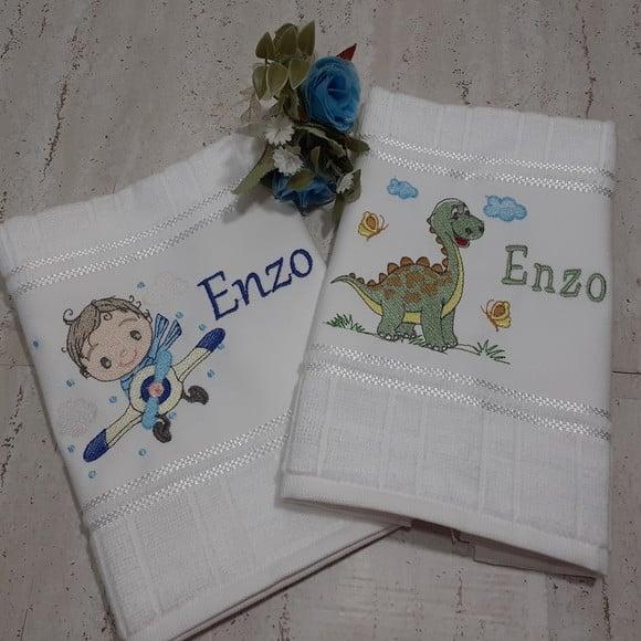 Toalha Escolar Bordada Menino Aviador Dinossauro 2 Unidades