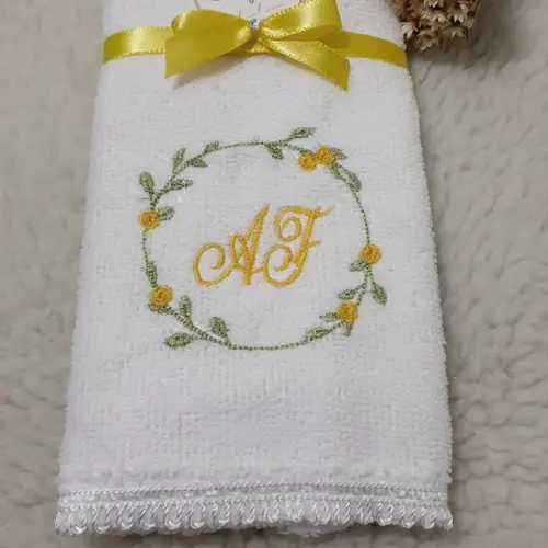15 Lembrancinha de Nascimento Toalha Bordada Flores Menina