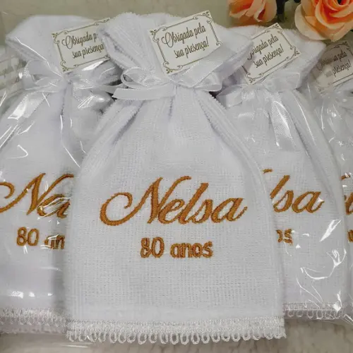 45 Lembrancinha Aniversário 80 Anos Toalha Bordada Dourada