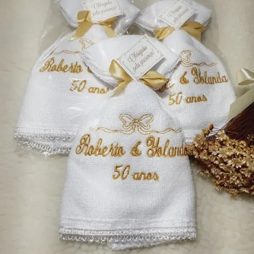 50 Lembranças de Bodas de Ouro Toalha Personalizada