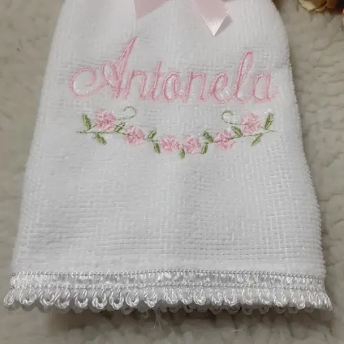 50 Lembrancinha de Nascimento Toalha Bordada Flores Menina