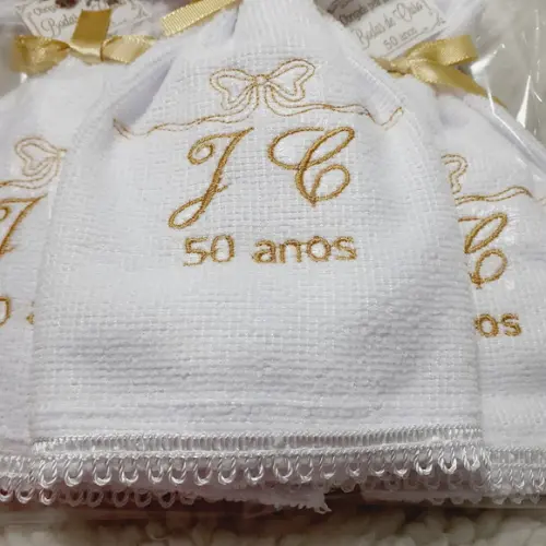 Kit 100 Lembranças Personalizada Bodas Ouro Toalha Bordada