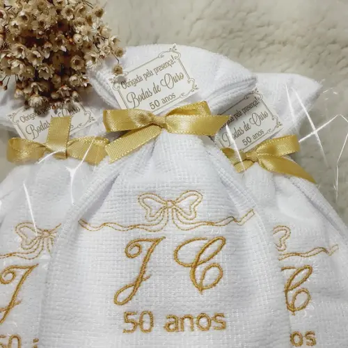 Kit 100 Lembranças Personalizada Bodas Ouro Toalha Bordada