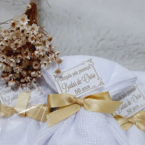 Kit 100 Lembranças Personalizada Bodas Ouro Toalha Bordada