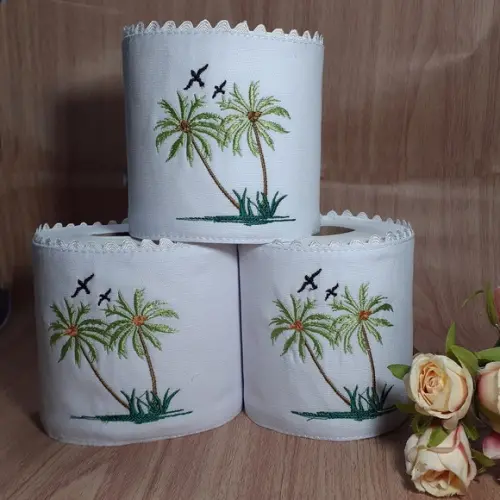 1 Toalha de Lavabo Bordada e 3 Porta Papel Higiênico