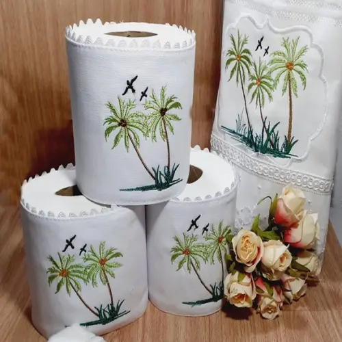 1 Toalha de Lavabo Bordada e 3 Porta Papel Higiênico