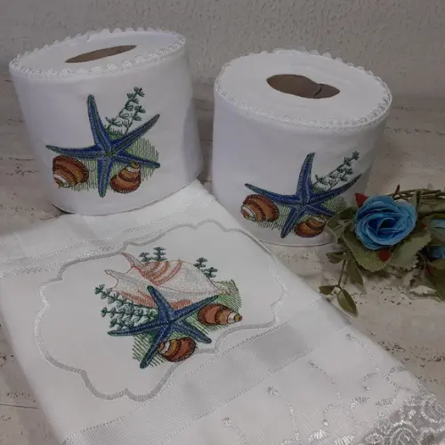 1 Toalha de Rosto Bordada e 2 Porta Papel Higiênico
