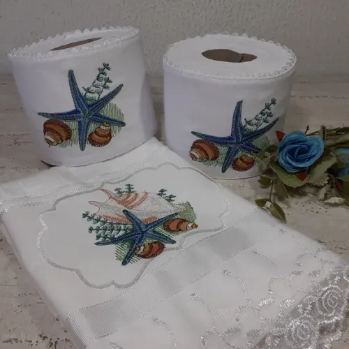 1 Toalha de Rosto Bordada e 2 Porta Papel Higiênico